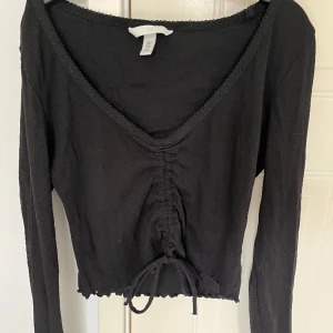 Svart tröja  - Svart ribbad tröja med ett justerbart snöre🤍 Från H&M i storlek M🤍