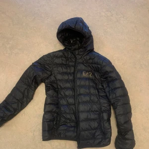 Ea7 väst och jacka  - Säljer mina Ea7 väst(S) och jacka(M)jackan säljs för 550 och västen 499