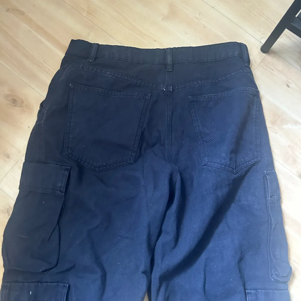 tjock material med fickor på sidan. mörkblå/marinblå. nästan aldrig använda. . Jeans & Byxor.