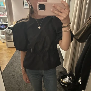 Puffärmad blus  - Superfin puffärmad blus från hm, säljer då den inte kommer till användning 💕