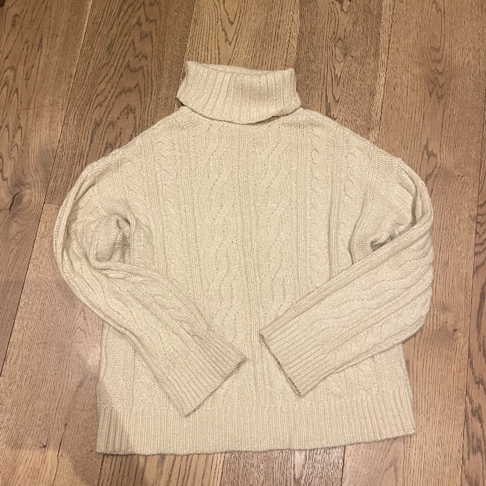 En stickad tröja från NA-KD (kabelstickad tröja med turtleneck). Inköpt vintern 23, använd några gånger, bra skick. . Tröjor & Koftor.