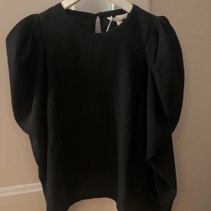 Blus  - Blus från hm i storlek M, bra skick men kommer ej till användnig🌸