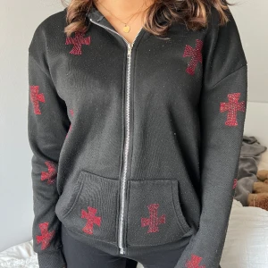 Hoodie - jätte snygg hoodie med röda kors! den är lite nopprig så därav priset. annars bra skick.