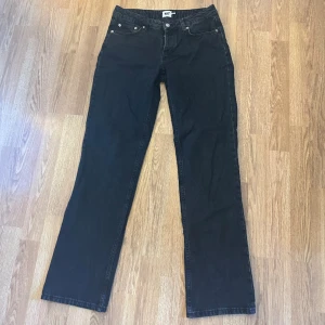 JEANS FRÅN LAGER 157 - Ett så skönt och fint par svarta lågmidjade jeans från Lager 157. De har tyvärr blivit försmå för mig:(