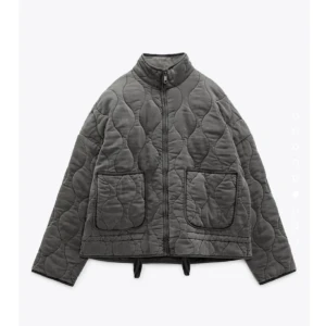 Zara jacka  - Säljer denna skit snygga jacka från Zara som är perfekt nu till våren😍Jackan är quiltad och vadderad! Använd några gånger men är som ny🙌 Storlek XS🩷 Hör av er om ni har några frågor eller om ni vill ha fler bilder! 