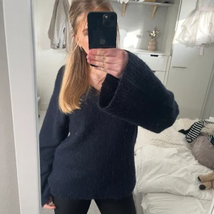 Tröja - Säljer min superfina stickade tröja från Gina! Den är använd ett fåtal gånger så den är i bra skick💞 skriv om ni vill ha fler bilder