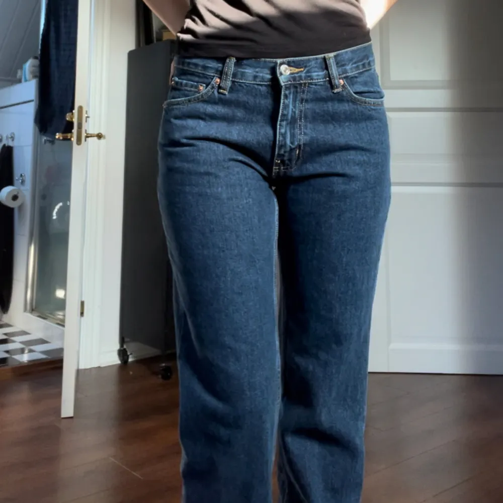 Ett par jättefina lågmidjade raka jeans från Gina Tricot, i en fin mörkblå färg. 💙💙Köpte dem för ett tag sedan men de har bara legat i garderoben, de är inte använda och i nyskick. 🥰 Storlek 38. Nypris: 500 kr . Jeans & Byxor.