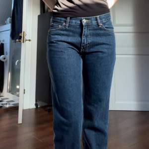 Ett par jättefina lågmidjade raka jeans från Gina Tricot, i en fin mörkblå färg. 💙💙Köpte dem för ett tag sedan men de har bara legat i garderoben, de är inte använda och i nyskick. 🥰 Storlek 38. Nypris: 500 kr 