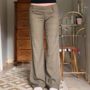 Rutiga byxor - Lågmidjade utsvängda/raka byxor, vintage Only! Jag är 173 cm, midjemåttet är 80 cm och innerbenslängden 79 cm 💘