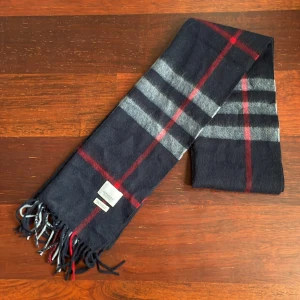 Burberry halsduk - Säljer då jag inte längre använder den. Priset är ej hugget i sten. Kan sänka pris vid snabb affär. Bra skick. Vet ej om den är äkta 