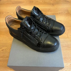 Giuseppe zanotti skor  - Hej säljer dessa Giuseppe zanotti skor i cond 7,5 / 10, inga skador, nypris runt 4000, har original box, pris går att diskuteras vid snabb affär 