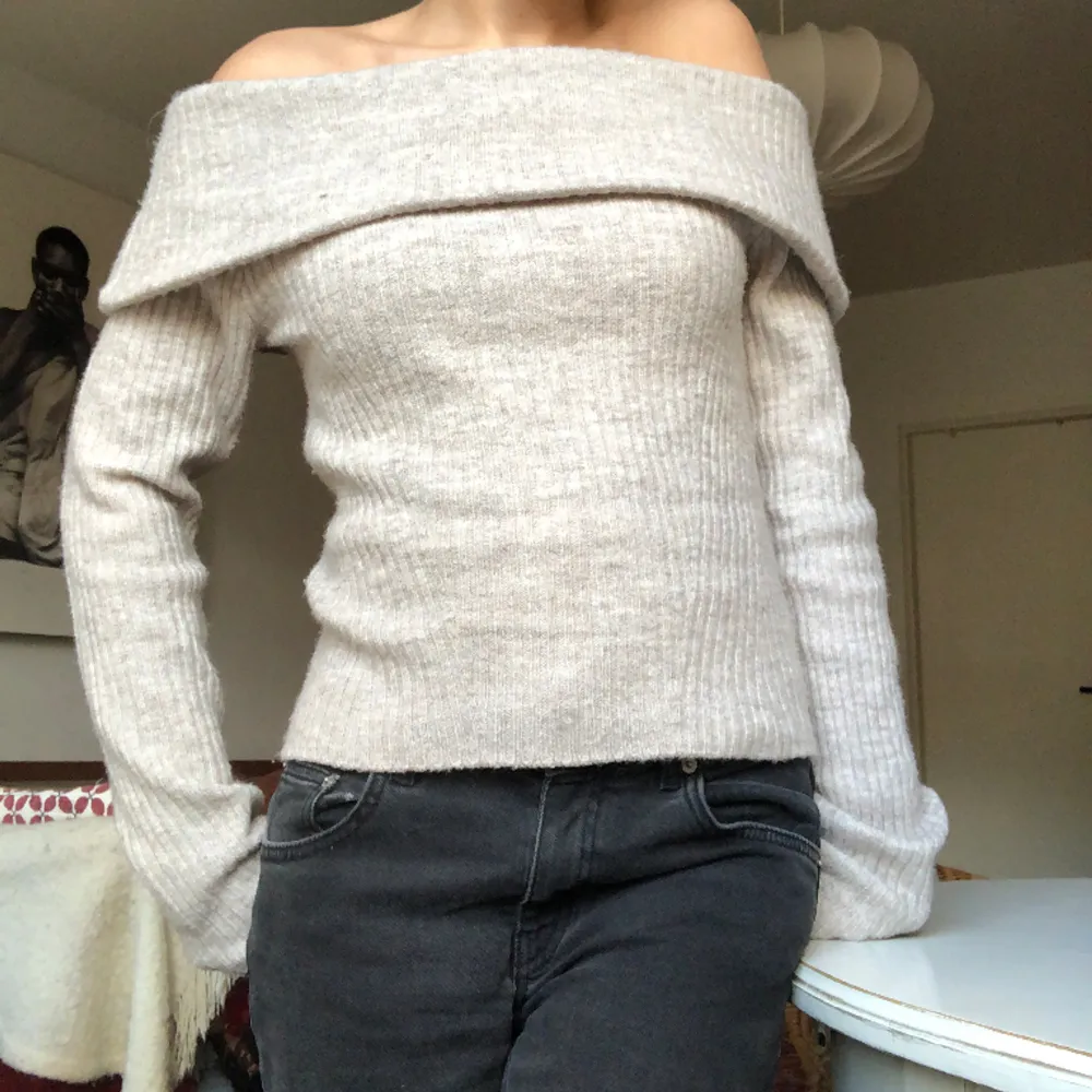 säljer min stickad off shoulder topp från H&M i storlek S  💘  Den är i bra skick, knappast använd!. Tröjor & Koftor.