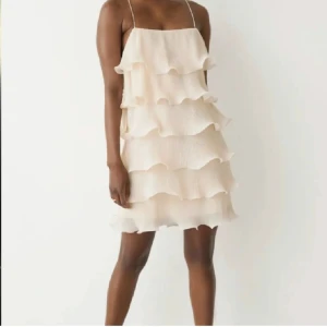 Volangklänning  - Säljer min älskade volangklänning från & other stories. Storlek 34 men passar en 36 som jag vanligtvis är!! Endast använd 1 gång💘💘 prefekt till midsommar!