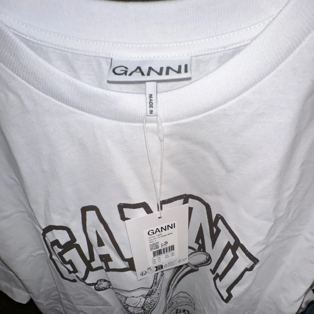Så fin t-shirt från GANNI. Aldrig använd, prislapp kvar. Ord pris: 1295kr 🩷. T-shirts.