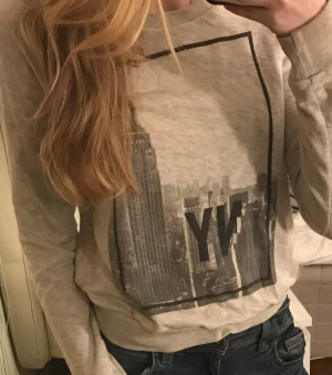 NY tröja - Ljusgrå långärmad tröja från New York. Tror den inte går att köpa längre. Väldigt bra passform o passar perfekt till alla årstider 