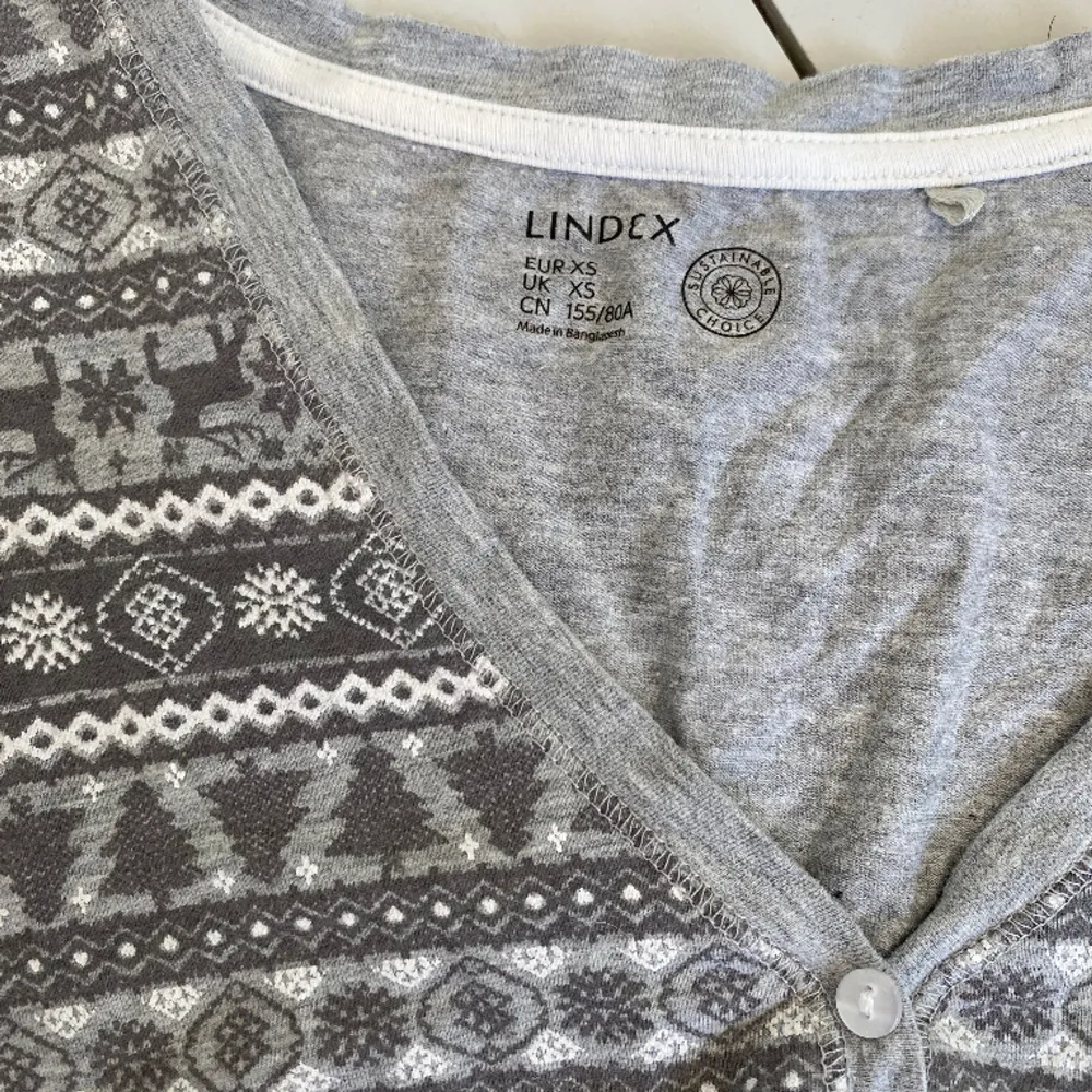 Gullig Lindex pyjamas tröja med jul tryck. Aldrig använd, perfekt skick. Toppar.