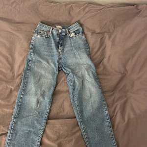 Sköna, stretchiga jeans i strl 36 från Gina Tricot. Köpta för 599kr för 2 år sedan! Säljer få de inte längre är min smak, men väldigt sköna och passar både en strl upp och ned!💕💕