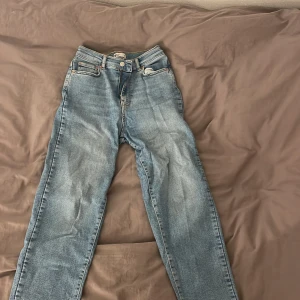Jeans  - Sköna, stretchiga jeans i strl 36 från Gina Tricot. Köpta för 599kr för 2 år sedan! Säljer få de inte längre är min smak, men väldigt sköna och passar både en strl upp och ned!💕💕