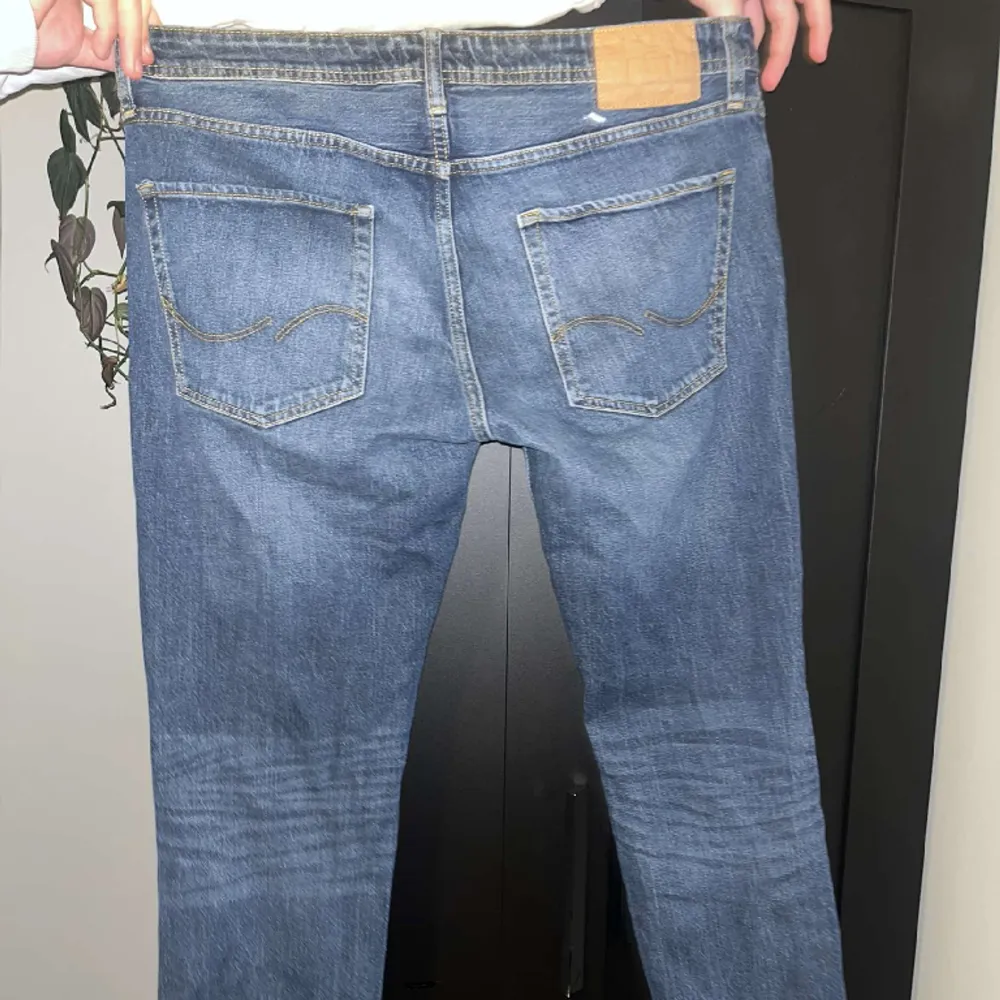 Säljer mina jack&Jones jeans, hör av er vid intresse elr frågor. I jeansen står det W34 L32 men de passar som W32 L32. Jeans & Byxor.