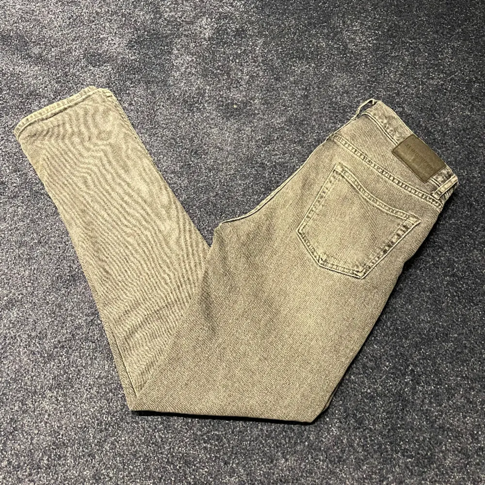 Tja säljer nu dessa jeans från j.Lindberg. Väldigt fint skick (9/10). Bara att höra av sig vid frågor🤝. Jeans & Byxor.