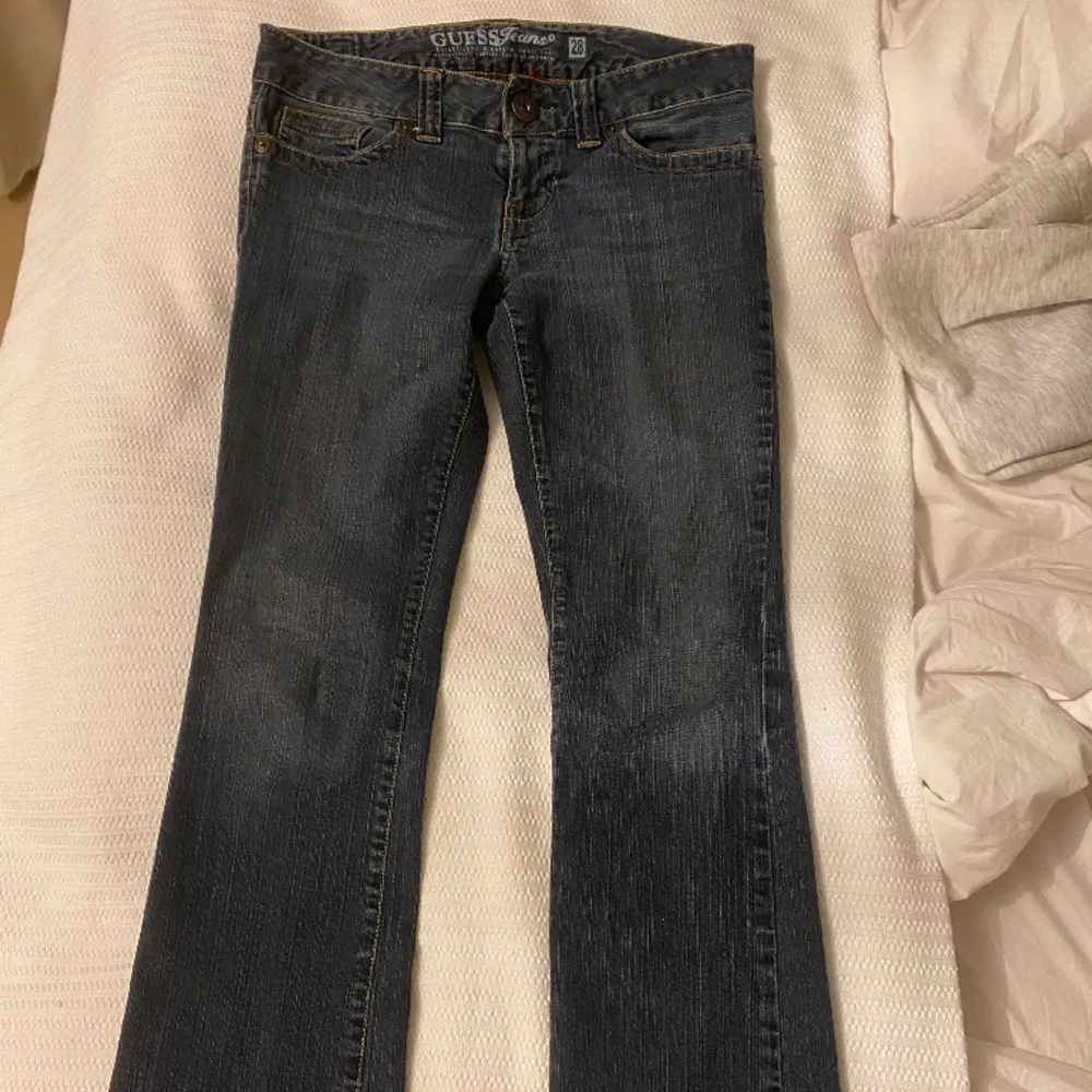 Säljer dessa as snygga lågmidjade jeans. Dom är raka o lite bootcut. Super gulliga fickor. Det är ett snöre i midjan på insidan pågrund utav att dom är för stora för mig i midjan.( Se bild 3 ) snöret synns inte utot och kan tas ut! skriv vid frågor!💕. Jeans & Byxor.