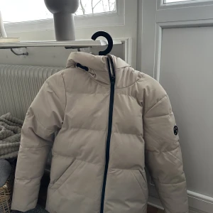 Skidjacka/vinterjacka - Beige skidjacka/vinterjacka, använd fåtal gånger, väldigt varm å skön, storlek Xs/s