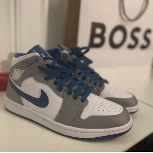 Nike Jordan 1 mid - Tjena, säljer nu mina jordans pga att dom inte passar. Använda kanske 5 gånger. Ser nya ut! Låda tillkommer 