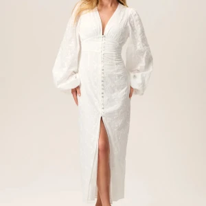 Vit klänning - Intressekoll på min positano dress från adoore. Har bar använt den en midsommar så den är som ny 🩷🩷 nypris är 1695, skriv prisförslag om intresse!!