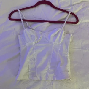 Vit korsett  - Jätte snygg och trendig korset från h&m. Köpt på Vinted men aldrig använt då den är för liten på mig.💕pris kan diskuteras 