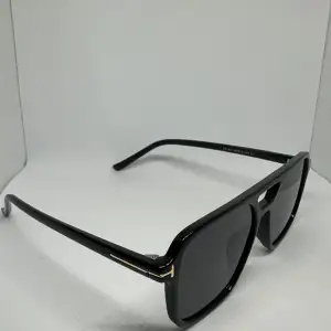 Helt nya svarta solglasögon. Riktigt hög kvalitet och otroligt stilrena, perfekta inför sommaren.