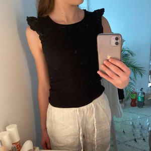 Supersöt topp! - Säljer min söta topp från Cubus i storlek 158-164!💕  Säljer pågrund av att den inte längre kommer till användning, jag har endast använ den 2-3 gånger alltså är den i ny skick!✨  Nypris: ca 250k-300kr Säljs för 80kr💗