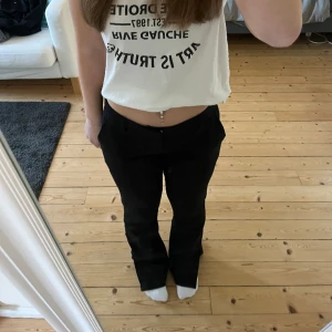 Kostymbyxor - Kostymbyxor med slits  från bikbok i strl 38, aldrig använda endast testade då de ej passade 💕