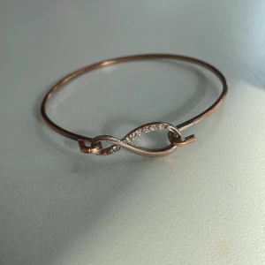 Armband - Roseguldigt armband tappar inte färgen så lätt! 