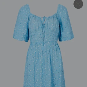 Klänning - Jättesöt sommarklänning från bikbok, använd en gång och nypris 500💞  Jag är 170 cm och brukar ha S Pris kan diskuteras