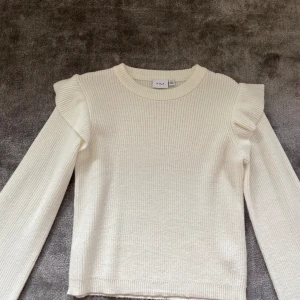 Vit stickad tröja strl xs - Nästintill nyskick!! Tröjan är i strl xs men passar även folk med strl S!! Jättesnygg💕💕