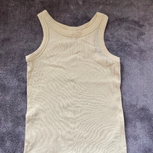 Ribbad topp strl xs - Ljusgul jättegullig topp i superfint skick