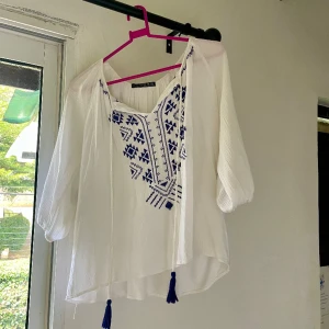 Sommarblus - Nyköpt blus, perfekt ju till sommaren/vintern. Blusen är köpt utomlands för 249kr, pris går att diskuteras. Skriv privat för fler bilder