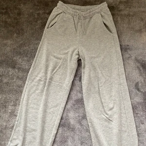 Midwaist mjukisbyxor strl S - Fint skick! Jättesnygga middagstid straight leg mjukisbyxor som man kan vika ner för att bli lågmidjade💕💕