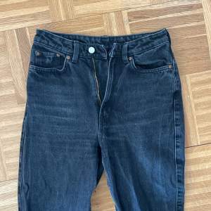 Raka jeans från weekday modellen rowe Storlek 26/32 150kr + frakt