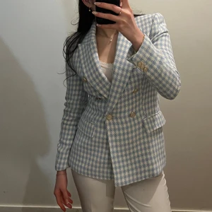 Kavaj  - Använd endast en gång, väldigt fin mönster och färg! Köpt för 699 ,prislappen är kvar.