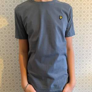 Tja säljer min blåa Lyle and scott T-shirt i skick 9/10 storlek 14/15 år men passar både XS och S( Ny pris €30) Det är bara att höra av sig vid minsta fundering! Mvh Levi🍾