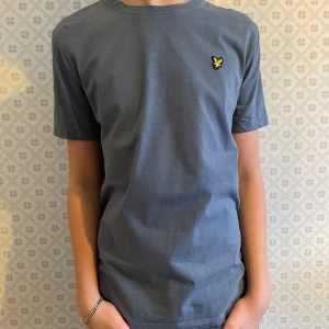 Lyle and scott T-shirt  - Tja säljer min blåa Lyle and scott T-shirt i skick 9/10 storlek 14/15 år men passar både XS och S( Ny pris €30) Det är bara att höra av sig vid minsta fundering! Mvh Levi🍾