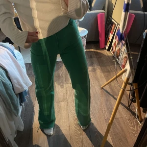 Gröna byxor💚🖤 - De snyggaste vårjeansen från Zara, straight storlek 34. Sticker verkligen ut utan att bli för mycket.💚🍀