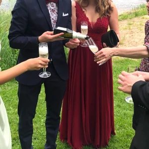 Balklänning - Säljer min superfina balklänning som tyvärr är för liten för mig nu. Storlek 38 men är mer som en 36. Använd en gång och är i nyskick, nypris 3600kr. Om ni har fler frågar är det bara att höra av sig