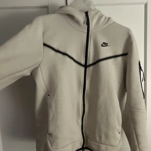 Nike tech fleece - Köpt på jd för 1 400kr, top skick o knappt använd