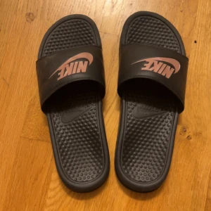 Nike tofflor 40,5  - Nike tofflor så gott som oanvända då de är lite stora på mig, jag har 37,5 men kan ha dem. 