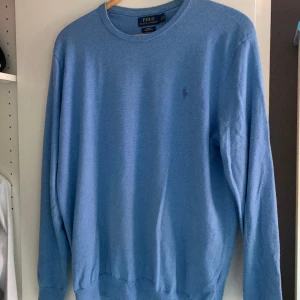 Ralph lauren shirt - Säljer nu min ralph lauren tröja då den är för stor för mig. Den har används mycket men har mycket kvar att ge. Storlek L. Pris kan diskuteras!