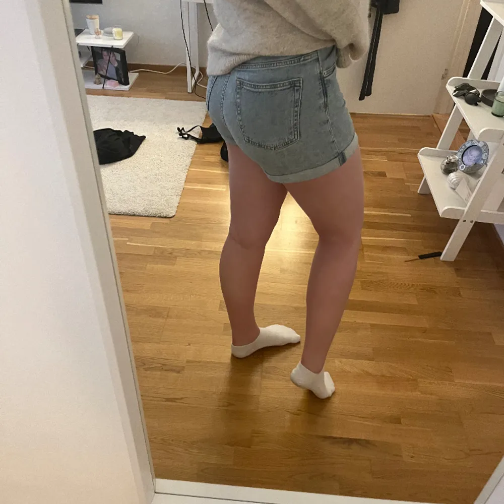 Ett par väldigt fina jeansshorts. Inte direkt jätte använda. Säljer då dem inte längre passar. Är i storlek 36.  Kontakta för pris och fler bilder.. Shorts.