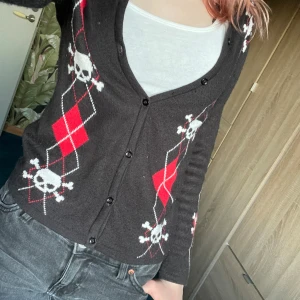 Cool stickad cardigan  - Supercool cardigan från Liqour Brand med dödskallar. Det står ingen storlek men skulle säga XXS-XS.  Skönt material! Skriv om ni har frågor eller är intresserade <3