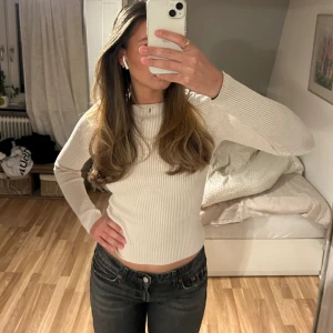 Ribbstickad tröja  - Fin tröja från Zara med boatneck, jättebra skick. Storlek M men sitter mer som S. Säljs inte längre🤍